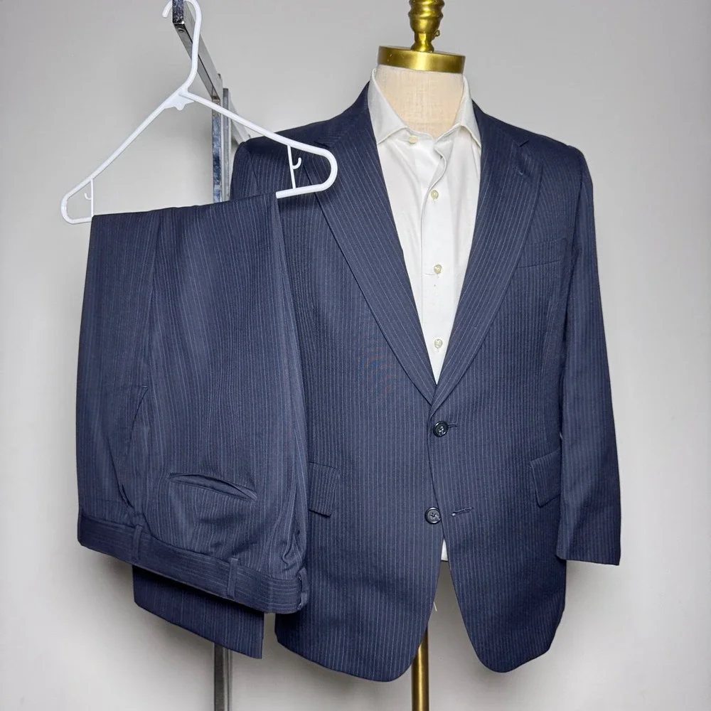 Hart Schaffner & Marx Suit Mens 42S 34W Navy Blue Pinstripe 2 Button Wool USA